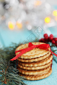 脆饼干充满了蓝色背景上的白巧克力圣诞背图片