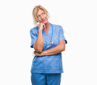 中年金发护士外科医生女人在孤立的背景下用手放在下巴上思考问题图片