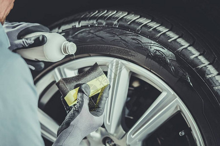 现代汽车轮胎和合金维护详细的车辆清洁服图片