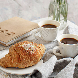 早餐加咖啡和羊角面包图片