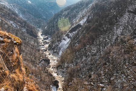 山河流的山峡的最顶端风景图片