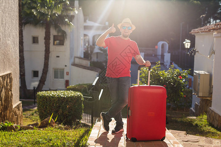 假日旅行和假期概念带红色手提箱的图片
