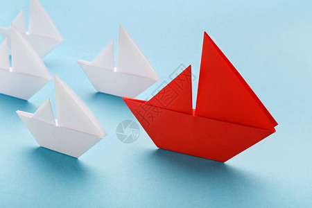 影响力概念一艘红船在蓝色背景上引导背景图片