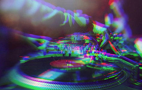 派对dj使用专业转盘播放音乐的故障背景嘻哈唱片骑师在音乐会上混合音乐曲目故背景图片