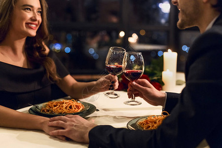 情侣在餐厅共进浪漫晚餐快乐图片