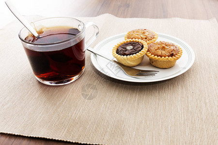 热茶和甜点馅饼的下午茶时间图片