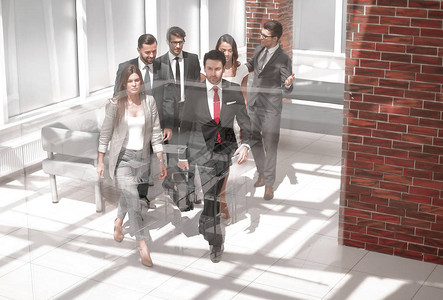 商业团队商界人士团体在现代光辉办公室内行走背景图片