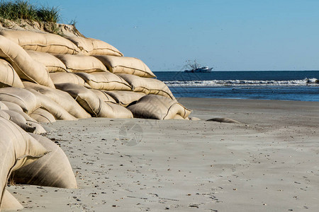 沙袋堆积在海岸线上保护图片