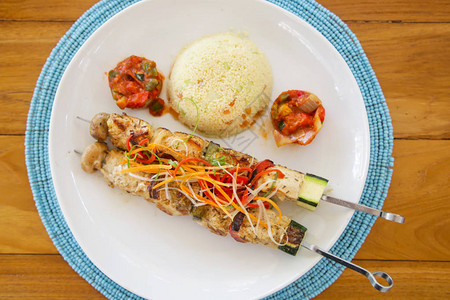 蔬菜和肉串配米饭图片