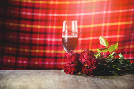 酒吧情人节晚餐浪漫爱情概念浪漫餐桌布置图片