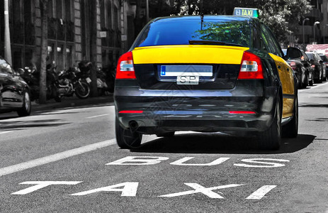 汽车黄色出租车旅游在巴塞罗那服务图片