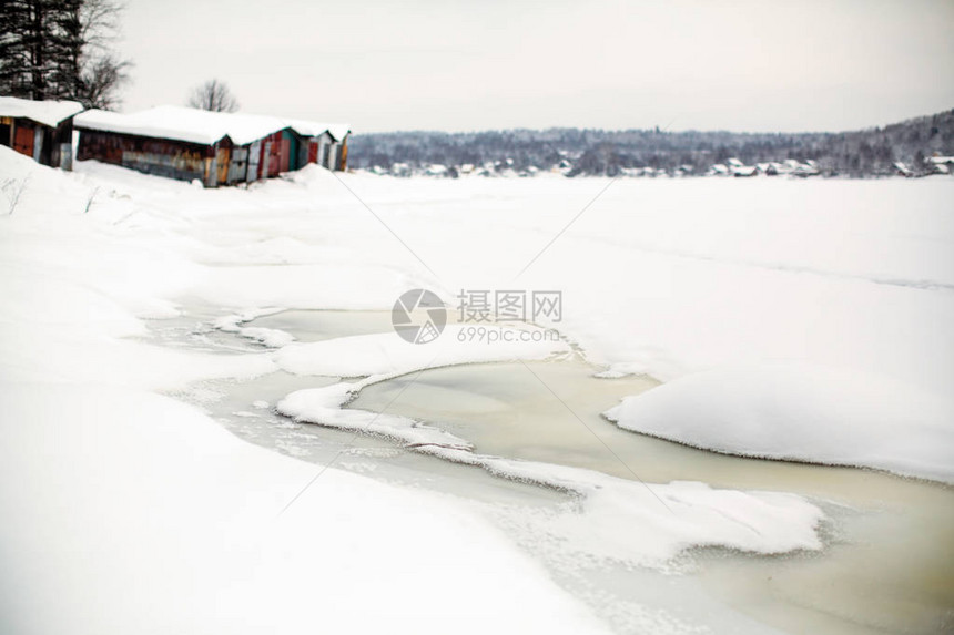 村里结冰的河水被冰雪覆盖图片