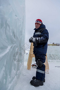 雕塑家在圣诞节用一块冰切出一个冰人图片