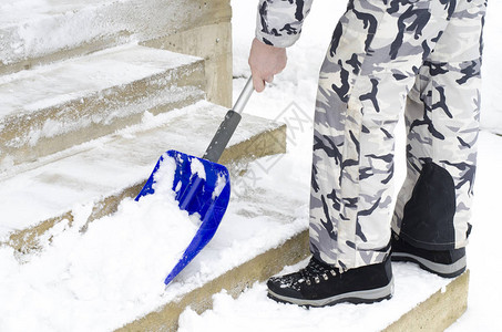 清理积雪冬季用铲子清除积雪图片