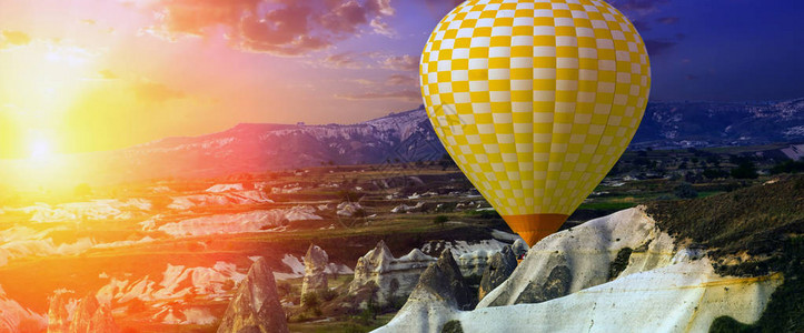 卡帕多西亚热气球在日出旅游谷和村庄飞行图片