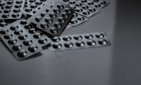 在灰色背景的吸塑包装中的片剂丸银色铝箔泡罩包装中的药丸医药行业医院或药店的药房产品药品零售市图片