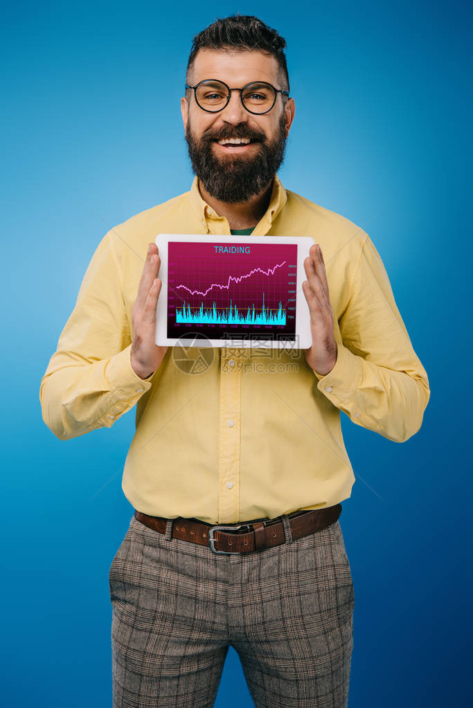 微笑着的胡须男子展示数字平板电脑和缓程序图片