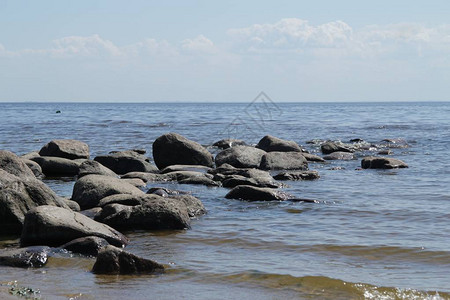 沙滩上的石头湿石头图片