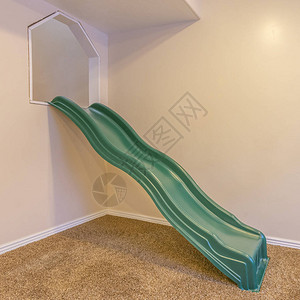 带绿色滑梯的室内儿童游乐场图片