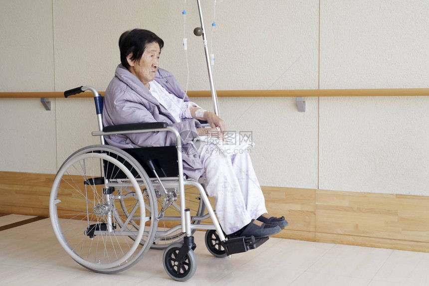 医院中坐在轮椅上的老图片