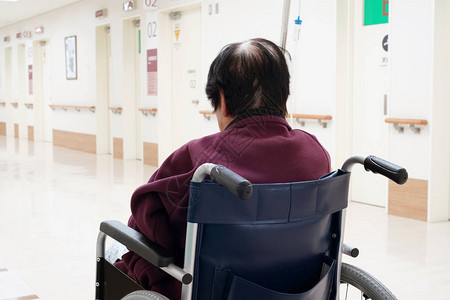 在医院坐轮椅的年长或老年妇图片