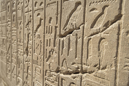 在卢克索古老的埃吉普提安神庙卡纳克Karnak墙图片