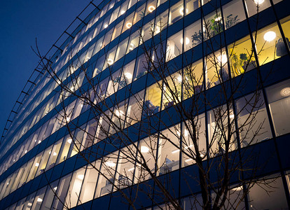 晚上办公室大楼窗户深蓝色天图片