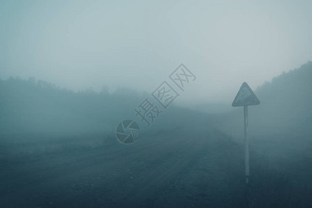 雾中的神秘之路图片