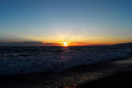 黄昏海景日落与水中反射图片