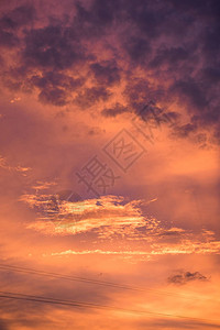 黄昏时云彩笼罩图片