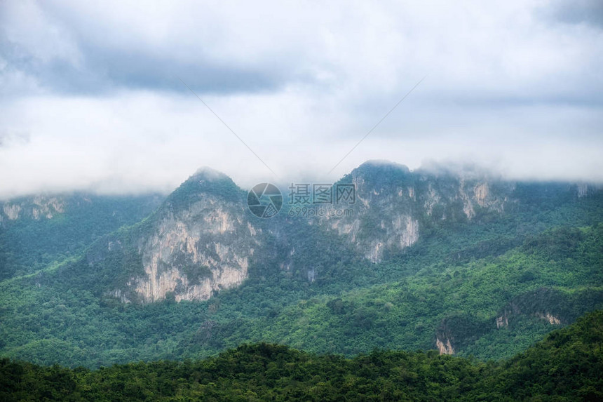 多雾的山区软雨季图片