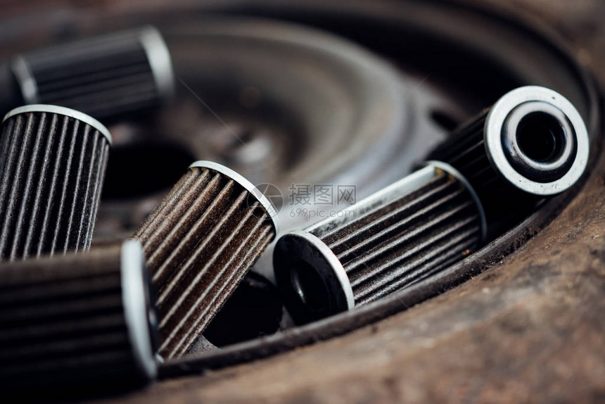 更换新机油滤清器用于汽车发动机维修或保养后图片