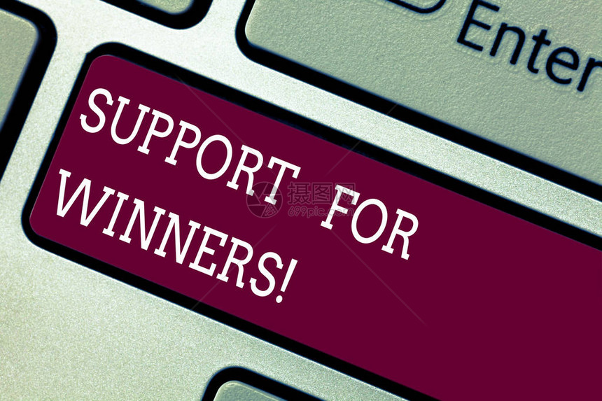 对获奖者的文字写作文本支持帮助展示谁赢得比赛的商业概念键盘意图创建计算机消息图片