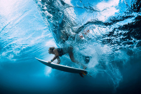 冲浪者女人潜入水下Surfgirl图片