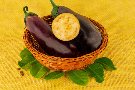 新鲜蔬菜茄子紫色水果套在篮子单盘菜单图片