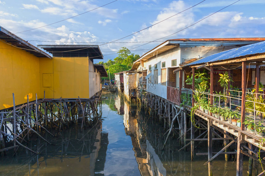 菲律宾岛屿的水上高木跷上的传统房屋的城市景观海水涨落规图片