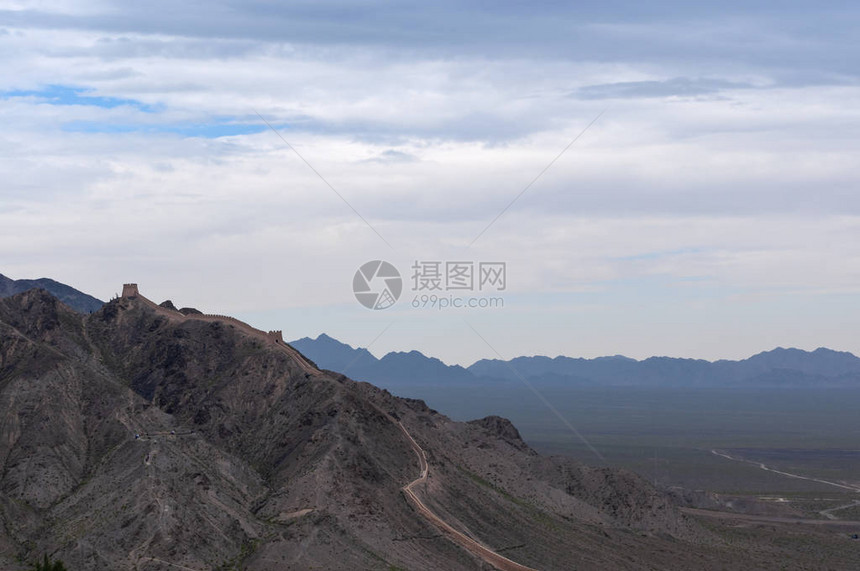 甘肃省贾尤山口的景象其背景图片