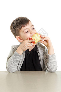 可爱的小男孩吃苹果图片