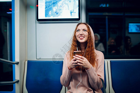 在地铁列车中使用移动电话的阳图片