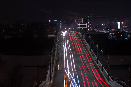 夜晚现代城市的汽车灯光在高图片