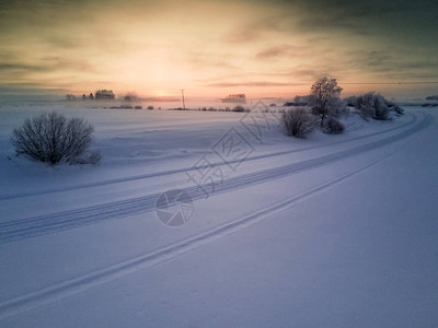 雪地移动车在河冰图片