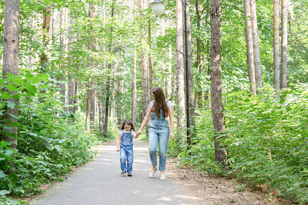 家庭自然和人的概念妈和女儿在夏天一起图片