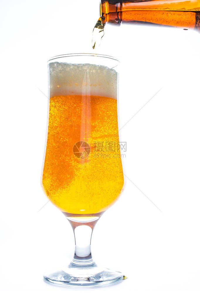 啤酒正从白色背景中隔离的瓶子倒入玻璃杯中图片