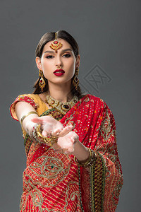 优雅的女子在传统的印度沙里和饰品中穿戴传统服饰图片