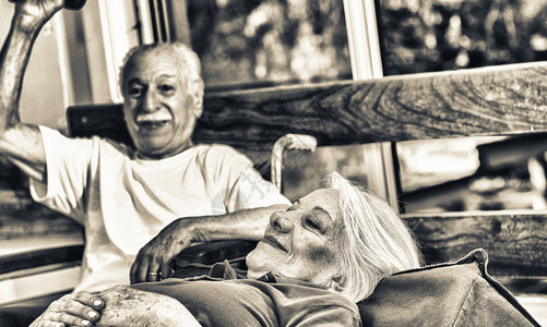 老年夫妇在康复中心锻炼运动请查看InfoFinland上的芬图片