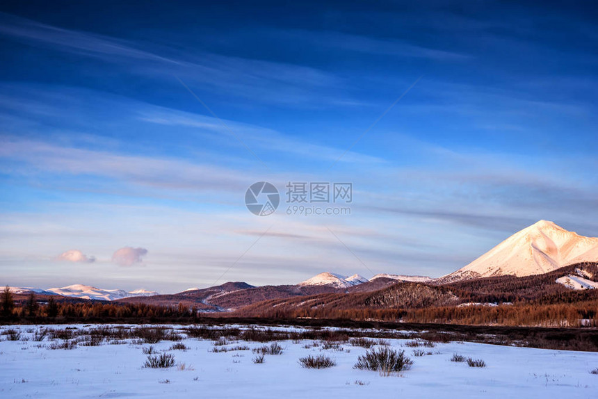 山谷与黄草背景雪覆盖的山脉和冰川与美丽的日图片