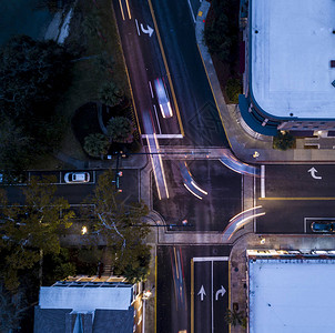 夜间交通十字路口的空中观察图片