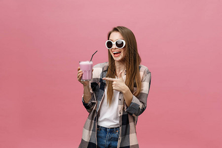 年轻女孩喝果汁冰沙子和稻草孤立图片