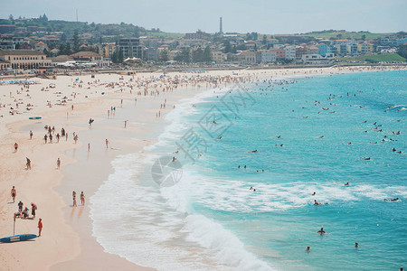 人们在澳洲悉尼邦迪海滩的暑图片