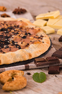 木桌上的披萨巧克力饼干图片